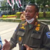 Kepala Satpol PP Kota Bandung, Rasdian Setiadi saat mengungkapkan ada puluhan reklame dikota Bandung yang sudah di tertibkan . (Nizar/Jabar Ekspres)