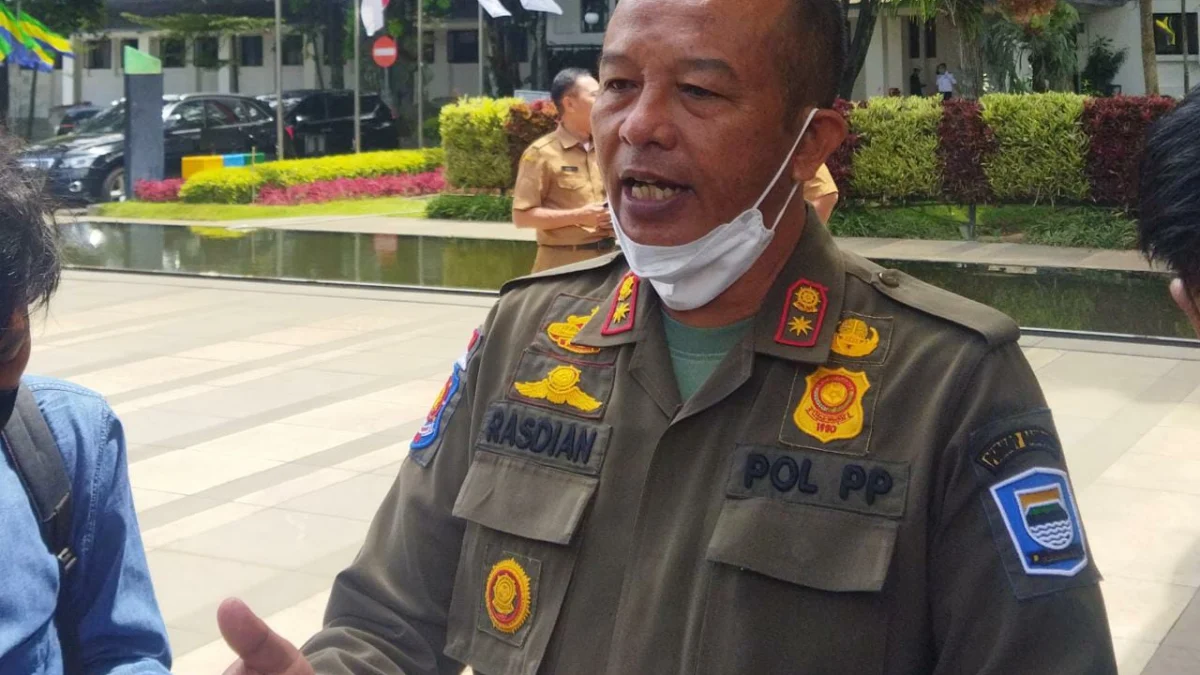 Kepala Satpol PP Kota Bandung, Rasdian Setiadi saat mengungkapkan ada puluhan reklame dikota Bandung yang sudah di tertibkan . (Nizar/Jabar Ekspres)