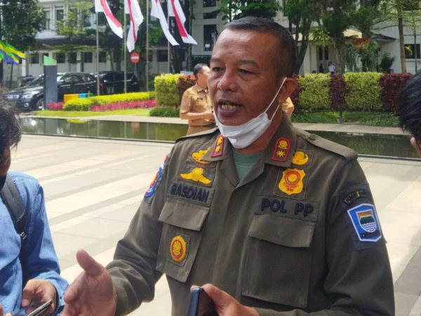 Kepala Satpol PP Kota Bandung, Rasdian Setiadi saat mengungkapkan ada puluhan reklame dikota Bandung yang sudah di tertibkan . (Nizar/Jabar Ekspres)