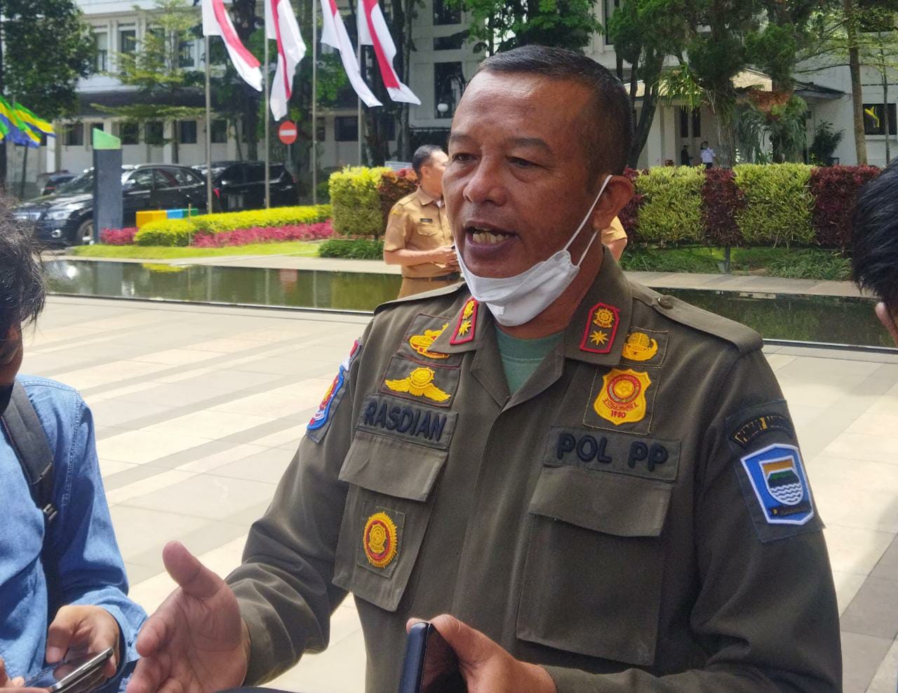 Kepala Satpol PP Kota Bandung, Rasdian Setiadi saat mengungkapkan ada puluhan reklame dikota Bandung yang sudah di tertibkan . (Nizar/Jabar Ekspres)