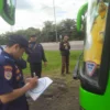 Petugas saat melakukan pengecekan kelayakan kendaraan di rest area KM 45 Tol Jagorawi. Foto : Muhamad Firdaus / Radar Jabar