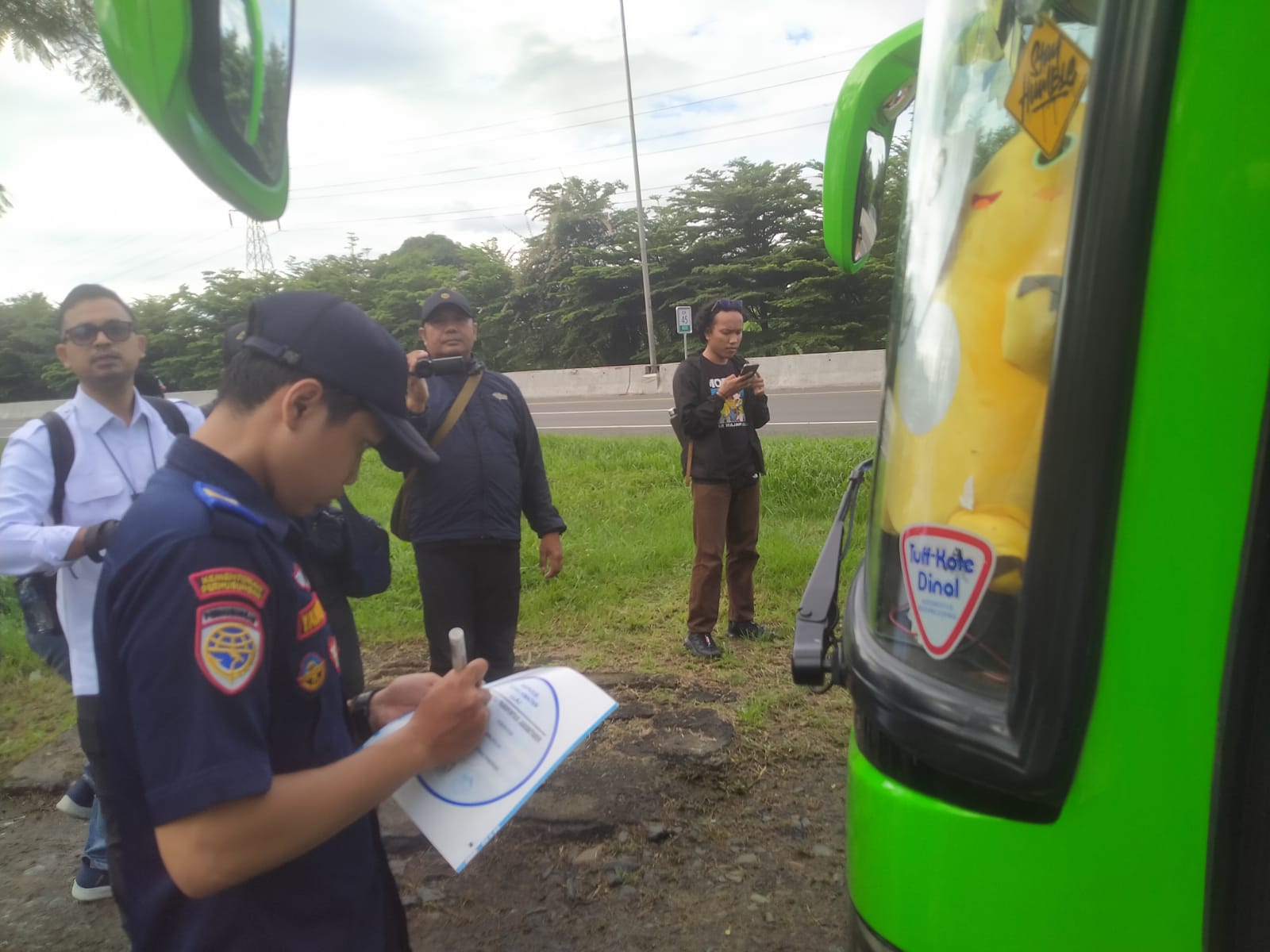 Petugas saat melakukan pengecekan kelayakan kendaraan di rest area KM 45 Tol Jagorawi. Foto : Muhamad Firdaus / Radar Jabar