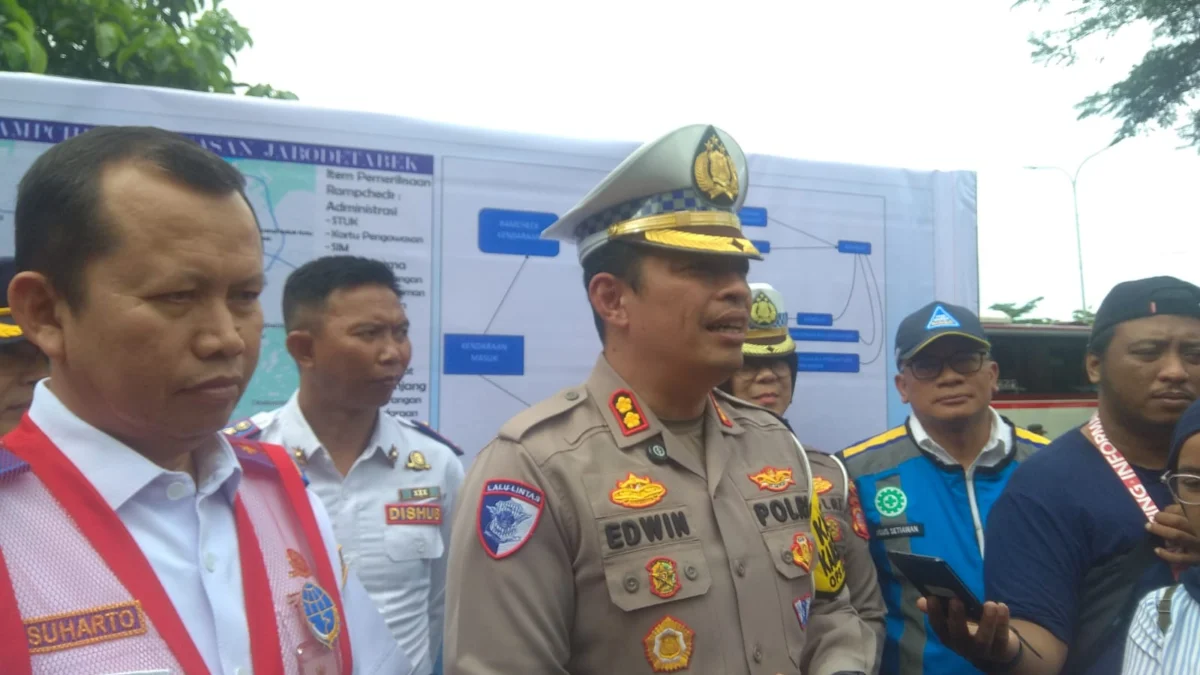 Wadirlantas Polda Jabar, AKBP Edwin Affandi saat menjelaskan rekayasa lalin di Puncak Bogor Foto : Muhamad Firdaus / Radar Jabar