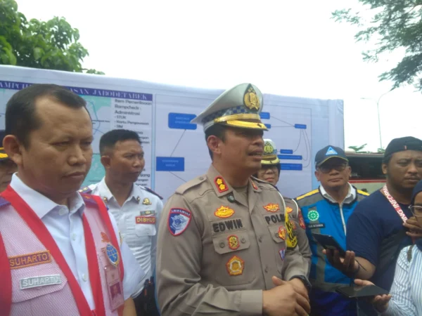 Wadirlantas Polda Jabar, AKBP Edwin Affandi saat menjelaskan rekayasa lalin di Puncak Bogor Foto : Muhamad Firdaus / Radar Jabar