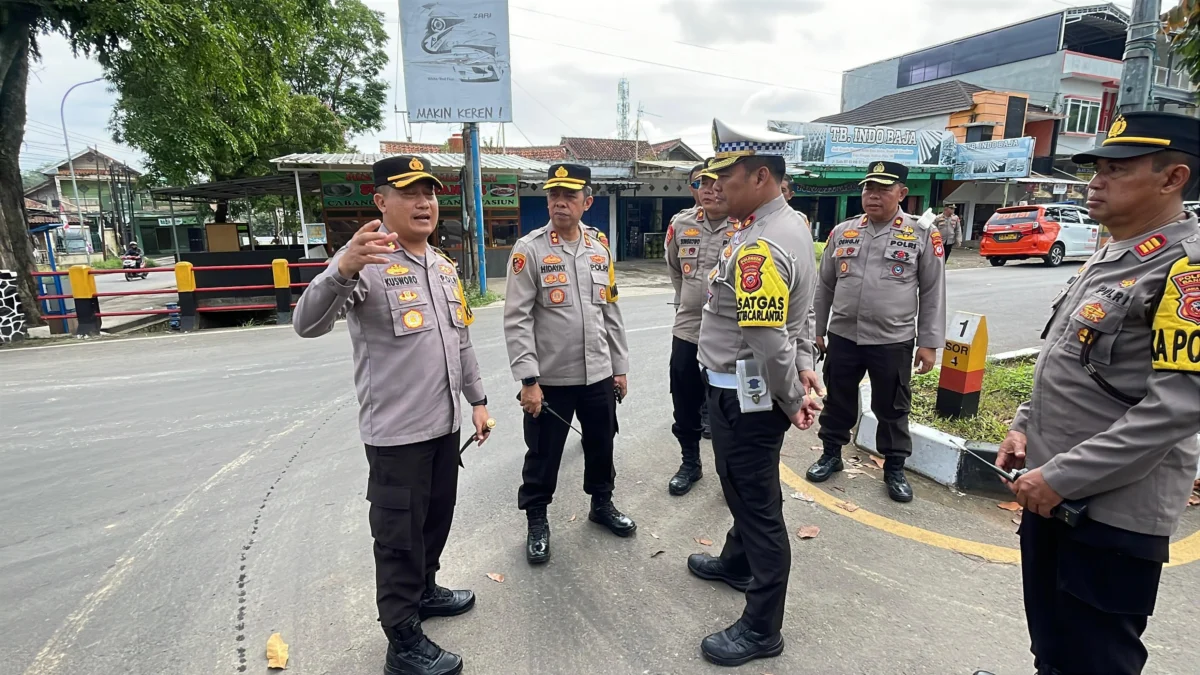 Kapolresta Bandung Kombes Pol Kusworo Wibowo saat melakukan pengecekan pos pengamanan Natal dan Tahun Baru 2025 di Simpang Sadu, Soreang, Kabupaten Bandung. Foto Agi