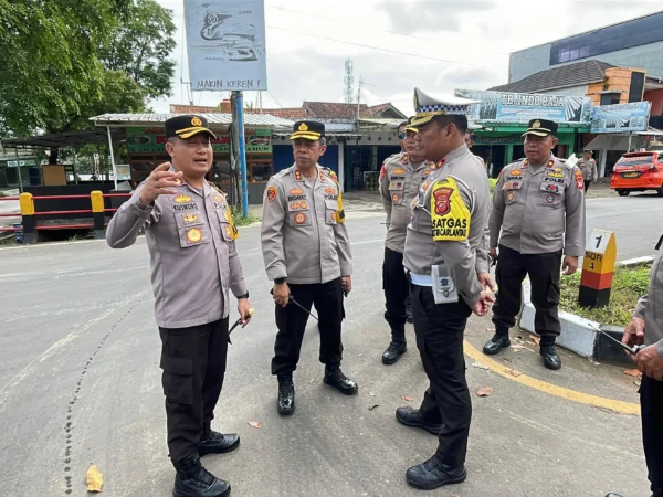 Kapolresta Bandung Kombes Pol Kusworo Wibowo saat melakukan pengecekan pos pengamanan Natal dan Tahun Baru 2025 di Simpang Sadu, Soreang, Kabupaten Bandung. Foto Agi