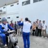 Para instruktur Safety Riding Honda sedang memberikan edukasi kepada masyarakat dalam menggunakan sepeda motor listrik Honda EM1 e:.