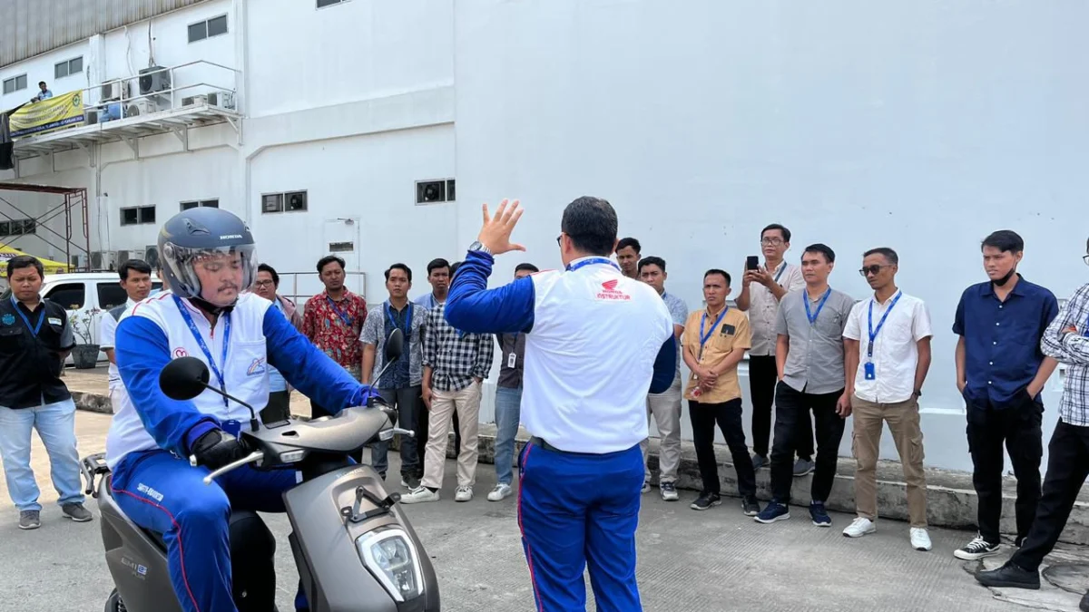 Para instruktur Safety Riding Honda sedang memberikan edukasi kepada masyarakat dalam menggunakan sepeda motor listrik Honda EM1 e:.