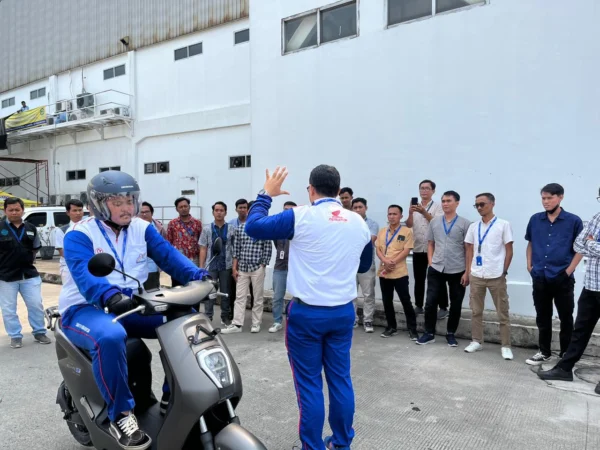 Para instruktur Safety Riding Honda sedang memberikan edukasi kepada masyarakat dalam menggunakan sepeda motor listrik Honda EM1 e:.