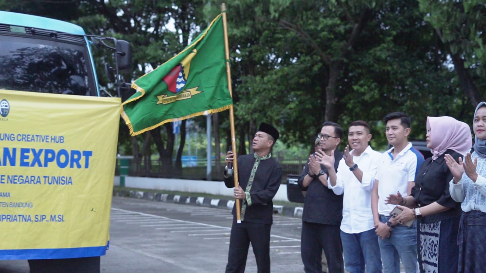 Bupati Bandung, Dadang Supriatna bersama anggota KBCH saat seremonial pelepasan ekspor 17 ton Cocoa Powder ke Tunisia.