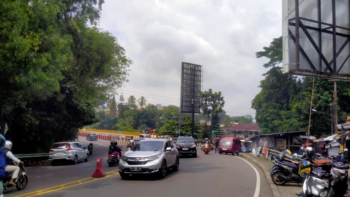 Pengendara melintas di Jalur Puncak Bogor, Minggu (22/12/2024). Foto : Muhamad Firdaus/ Radar Jabar