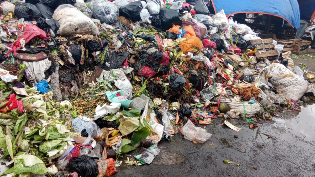 Krisis Sampah di Pasar Antri Kota Cimahi Dikeluhkan Pedagang dan Pengunjung Pasar (mong