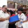 Ilustrasi: Pemkot bersama DPRD Kota Bogor secara simbolis membagikan ijazah kepada pelajar yang menerima bantuan penebusan ijazah. (Foto: Diskominfo Kota Bogor)