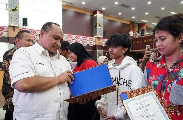 Ilustrasi: Pemkot bersama DPRD Kota Bogor secara simbolis membagikan ijazah kepada pelajar yang menerima bantuan penebusan ijazah. (Foto: Diskominfo Kota Bogor)