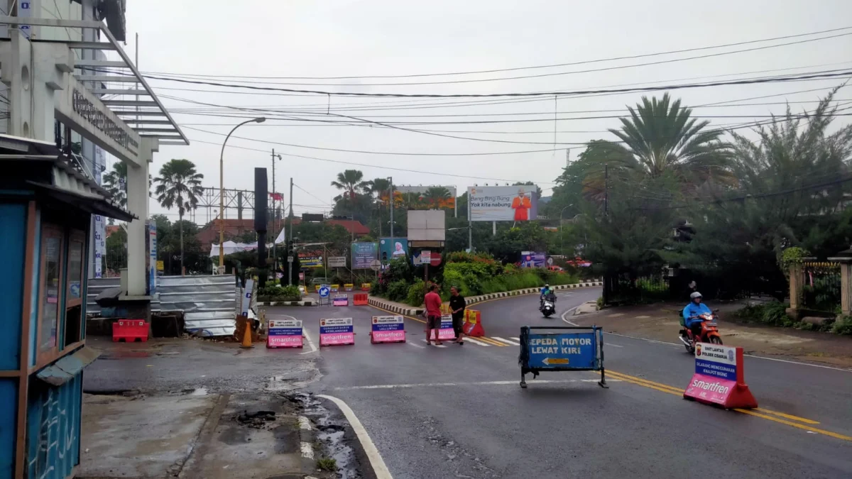 Arus lalu lintas one way arah Jakarta di Simpang Gadog, Ciawi, Kabupaten Bogor, Minggu (22/12/2024). Foto : Muhamad Firdaus /Radar Jabar