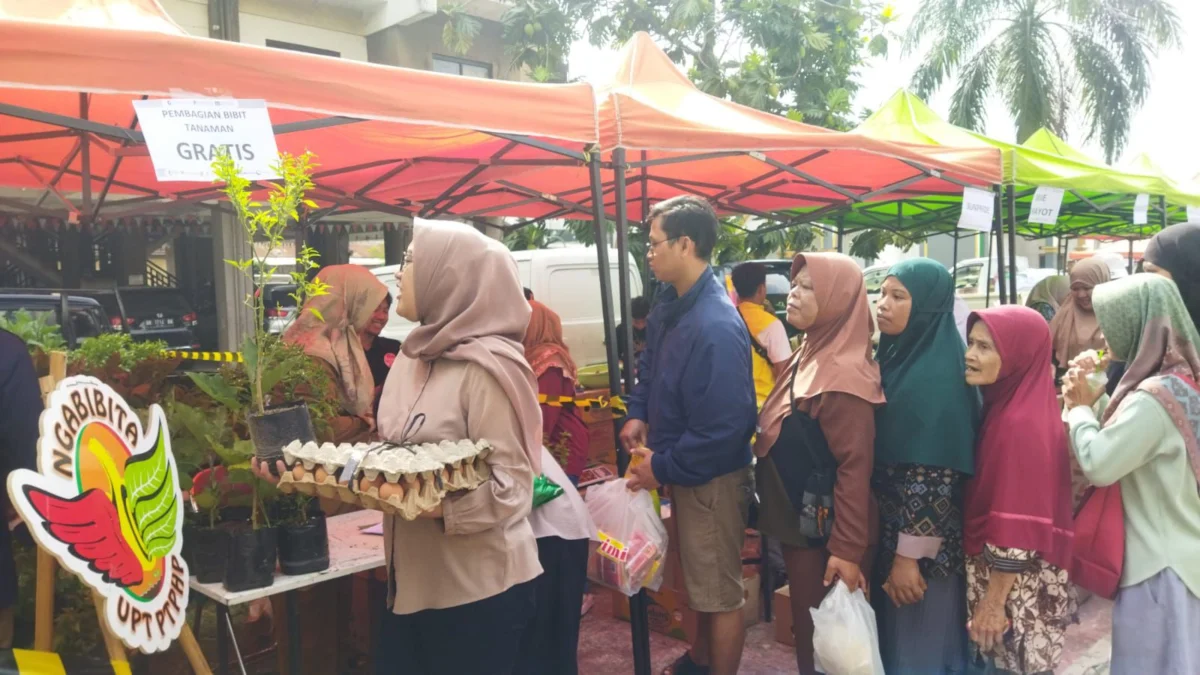 Antusiasme masyarakat pada pelaksanaan GPM di Kelurahan Samoja, Kota Bandung, Senin (23/12). (Sadam Husen / JE)