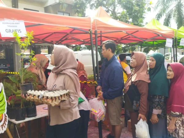 Antusiasme masyarakat pada pelaksanaan GPM di Kelurahan Samoja, Kota Bandung, Senin (23/12). (Sadam Husen / JE)