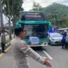 Pihak kepolisian saat mengatur arus lalu lintas di Simpang Sadu, Kecamatan Soreang, Kabupaten Bandung. Foto Agi