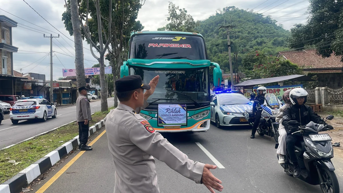 Pihak kepolisian saat mengatur arus lalu lintas di Simpang Sadu, Kecamatan Soreang, Kabupaten Bandung. Foto Agi