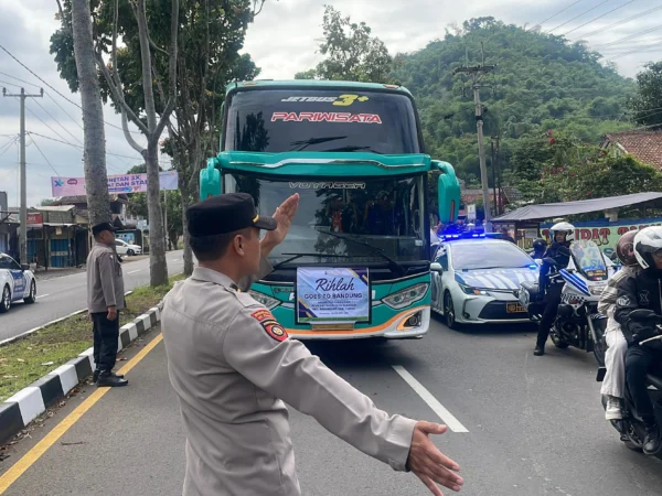 Pihak kepolisian saat mengatur arus lalu lintas di Simpang Sadu, Kecamatan Soreang, Kabupaten Bandung. Foto Agi