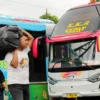 Ist. Calon pemudik saat akan pulang kampung menggunakan kendaraan umum. Dok. Jabar Ekspres.