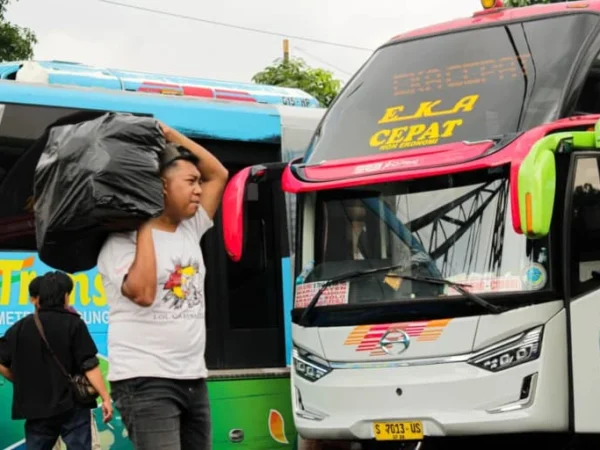 Ist. Calon pemudik saat akan pulang kampung menggunakan kendaraan umum. Dok. Jabar Ekspres.