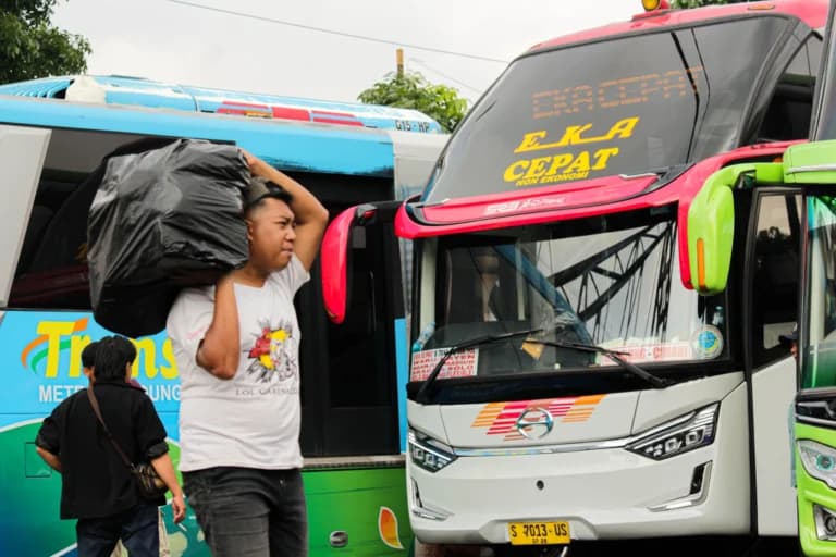 Ist. Calon pemudik saat akan pulang kampung menggunakan kendaraan umum. Dok. Jabar Ekspres.