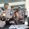 Anggota Propam Polres Bogor saat memeriksa senjata api milik anggota . Foto :Sandika Fadilah /jabarekspres.com