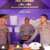 Kapolres Banjar AKBP Danny Yulianto (kanan) mengecek salah satu pos pengamanan (Pos Pam) Operasi Lilin Lodaya 2024, di Kota Banjar, Senin 23 Desember 2024. (Cecep Herdi/Jabar Ekspres)