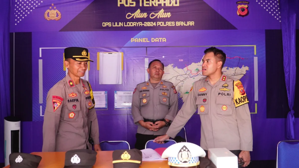 Kapolres Banjar AKBP Danny Yulianto (kanan) mengecek salah satu pos pengamanan (Pos Pam) Operasi Lilin Lodaya 2024, di Kota Banjar, Senin 23 Desember 2024. (Cecep Herdi/Jabar Ekspres)