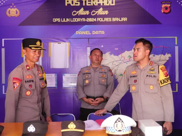 Kapolres Banjar AKBP Danny Yulianto (kanan) mengecek salah satu pos pengamanan (Pos Pam) Operasi Lilin Lodaya 2024, di Kota Banjar, Senin 23 Desember 2024. (Cecep Herdi/Jabar Ekspres)