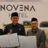 Pj Bupati Bandung Barat, Ade Zakir bersama pimpinan ketua DPRD KBB Muhammad Mahdi saat menghadiri rapat paripurna pada September 2024. Dok humas DPRD KBB