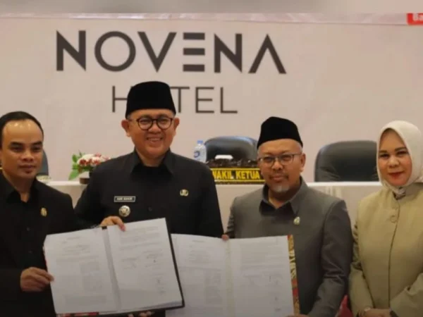 Pj Bupati Bandung Barat, Ade Zakir bersama pimpinan ketua DPRD KBB Muhammad Mahdi saat menghadiri rapat paripurna pada September 2024. Dok humas DPRD KBB