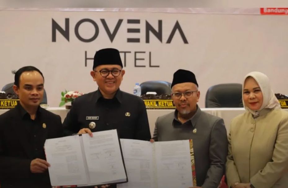 Pj Bupati Bandung Barat, Ade Zakir bersama pimpinan ketua DPRD KBB Muhammad Mahdi saat menghadiri rapat paripurna pada September 2024. Dok humas DPRD KBB