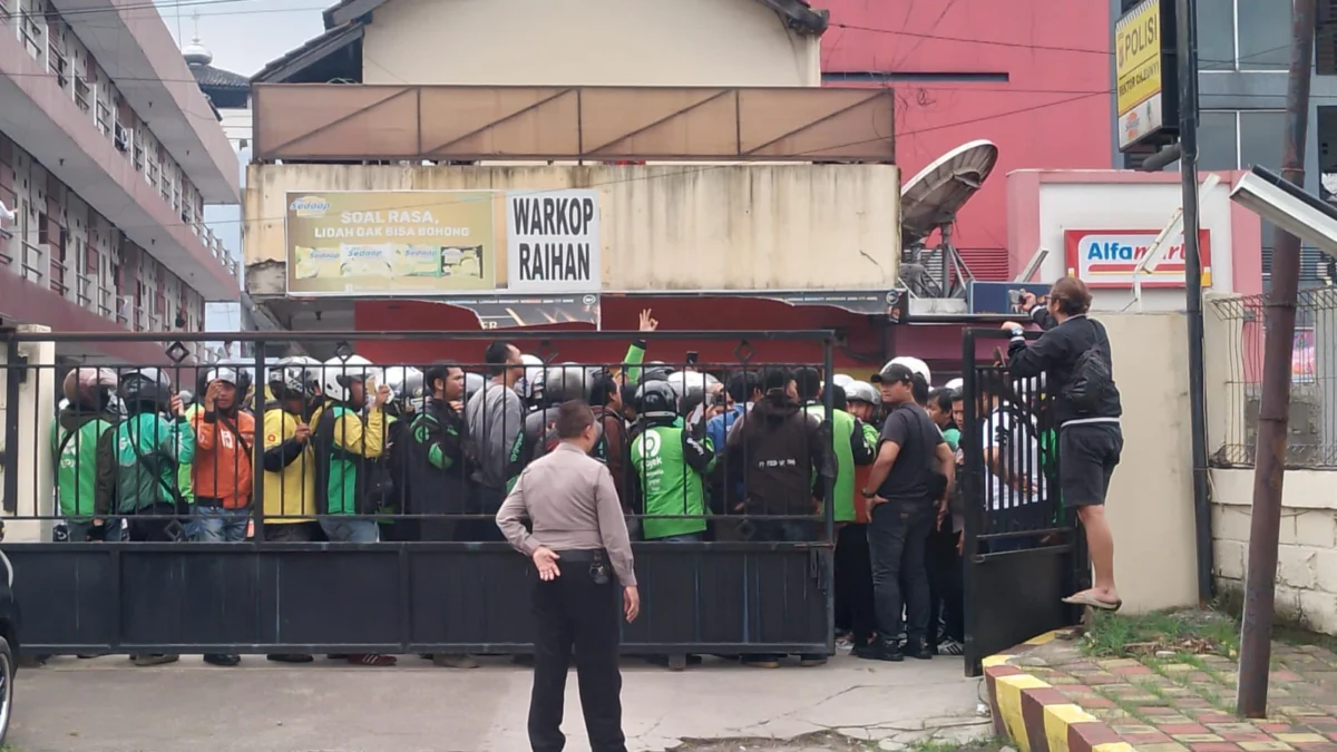 Massa Ojol minta Polsek Cileunyi segera tangkap Opang yang aniaya penumpang/Yanuar Baswata/Jabar Ekspres/