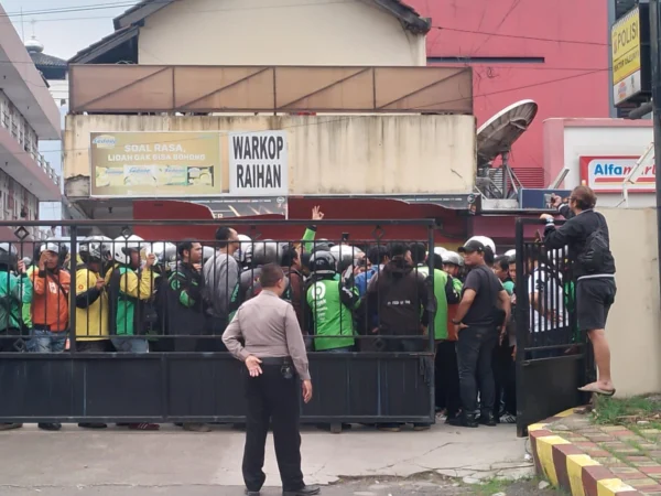 Massa Ojol minta Polsek Cileunyi segera tangkap Opang yang aniaya penumpang/Yanuar Baswata/Jabar Ekspres/