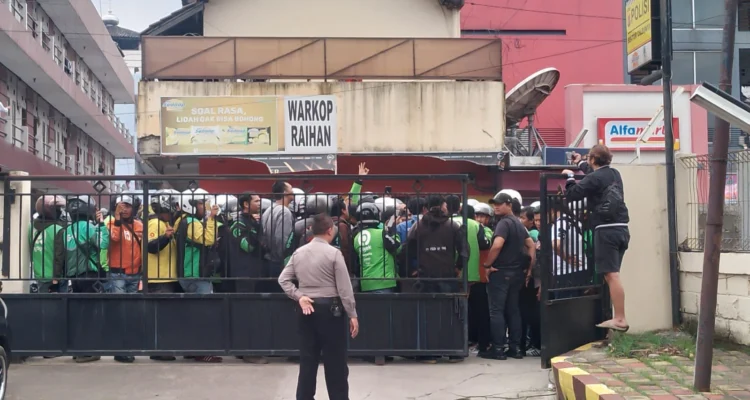 Massa Ojol minta Polsek Cileunyi segera tangkap Opang yang aniaya penumpang/Yanuar Baswata/Jabar Ekspres/