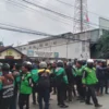 Aksi massa sejumlah pengendara Ojol mendatangi Kantor Polsek Cileunyi, menuntut agar pihak kepolisian segera mengusut tuntas kasus dugaan penganiayan yang dilakukan oleh empat orang terduga Opang. (Yanuar/Jabar Ekspres)