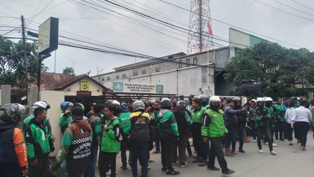 Aksi massa sejumlah pengendara Ojol mendatangi Kantor Polsek Cileunyi, menuntut agar pihak kepolisian segera mengusut tuntas kasus dugaan penganiayan yang dilakukan oleh empat orang terduga Opang. (Yanuar/Jabar Ekspres)