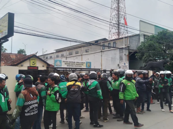 Aksi massa sejumlah pengendara Ojol mendatangi Kantor Polsek Cileunyi, menuntut agar pihak kepolisian segera mengusut tuntas kasus dugaan penganiayan yang dilakukan oleh empat orang terduga Opang. (Yanuar/Jabar Ekspres)