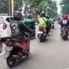 Sejumlah ojol menuju Stasiun Cimekar, Kabupaten Bandung.