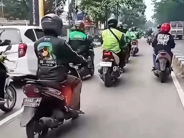 Sejumlah ojol menuju Stasiun Cimekar, Kabupaten Bandung.