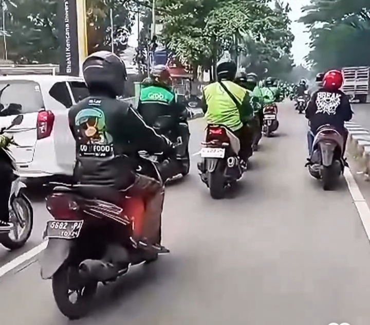 Sejumlah ojol menuju Stasiun Cimekar, Kabupaten Bandung.