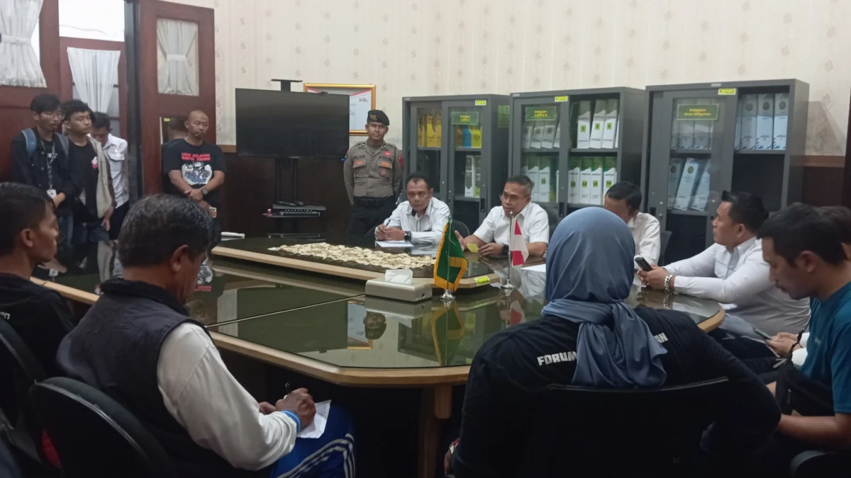 Pertemuan warga Dago Elos bersama pihak PN Bandung di kantor PN Bandung, pada Senin (23/12). (Nizar/Jabar Ekspres)