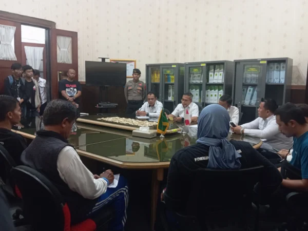 Pertemuan warga Dago Elos bersama pihak PN Bandung di kantor PN Bandung, pada Senin (23/12). (Nizar/Jabar Ekspres)