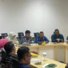 Anggota Komisi IX Asep Rommy bersama Dirut RSUD Otista Yani Sumpena saat berdialog terkait solusi penanganan pasien BPJS di RSUD Otista, Soreang, Senin (23/12). Foto Agi/Jabar Ekspres/