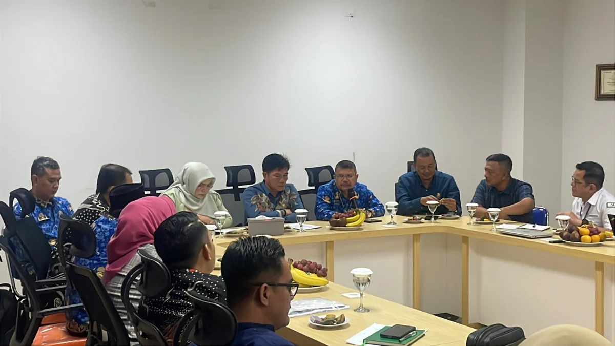 Anggota Komisi IX Asep Rommy bersama Dirut RSUD Otista Yani Sumpena saat berdialog terkait solusi penanganan pasien BPJS di RSUD Otista, Soreang, Senin (23/12). Foto Agi/Jabar Ekspres/