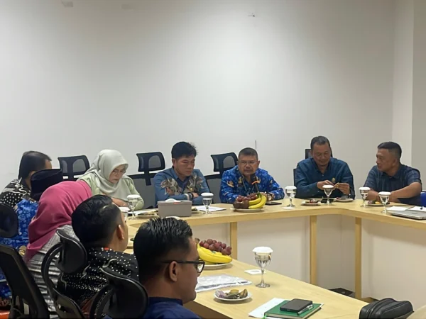 Anggota Komisi IX Asep Rommy bersama Dirut RSUD Otista Yani Sumpena saat berdialog terkait solusi penanganan pasien BPJS di RSUD Otista, Soreang, Senin (23/12). Foto Agi/Jabar Ekspres/