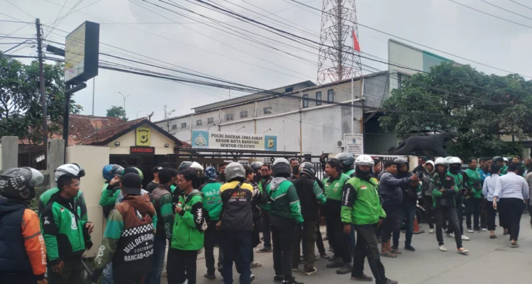 Sejumlah massa pengendara Ojol berkumpul di Polsek Cileunyi, menuntut usut tuntas kasus kekerasan yang menimpa rekan ojek online beserta penumpangnya. (Yanuar/Jabar Ekspres)