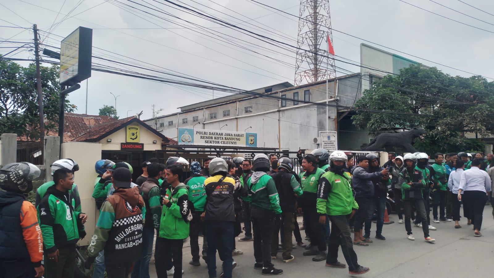 Sejumlah massa pengendara Ojol berkumpul di Polsek Cileunyi, menuntut usut tuntas kasus kekerasan yang menimpa rekan ojek online beserta penumpangnya. (Yanuar/Jabar Ekspres)